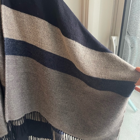 Navy blue and grey Uniqlo cape - Picture 3 of 4